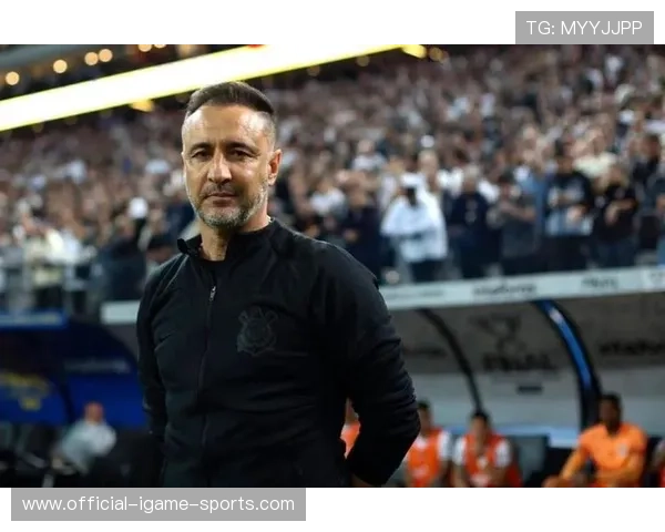 续约仅45天惨遭解雇！狼队10轮不胜宣布佩雷拉下课，滕哈赫重返英超的幕后故事